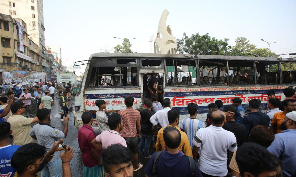 A bus was set on fire in Dhaka's Gulistan area on Monday, the second-day of the nationwide blockade called by BNP-Jamaat. The bus “Bikalpa Paribahan” was set on fire in front of Bangabandhu Square Hall Market at around 2:00pm. Photo : Reaz Ahmed Sumon