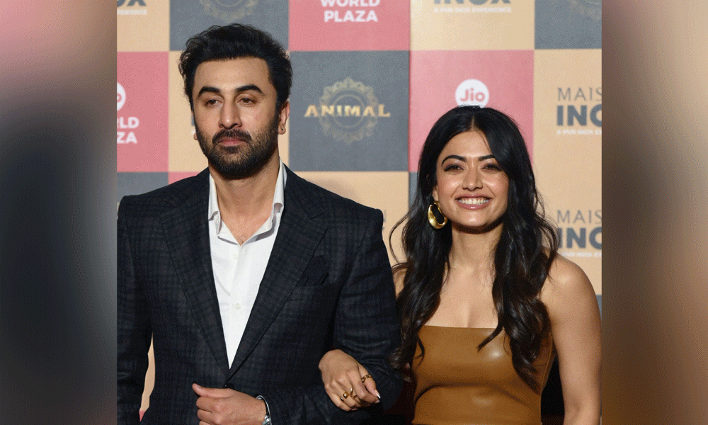 Bollywood actors Ranbir Kapoor (L) and Rashmika Mandanna (R) pose for a photograph during promotion of their upcoming film 'Animal' in Mumbai on November 30, 2023. Photo : AFP