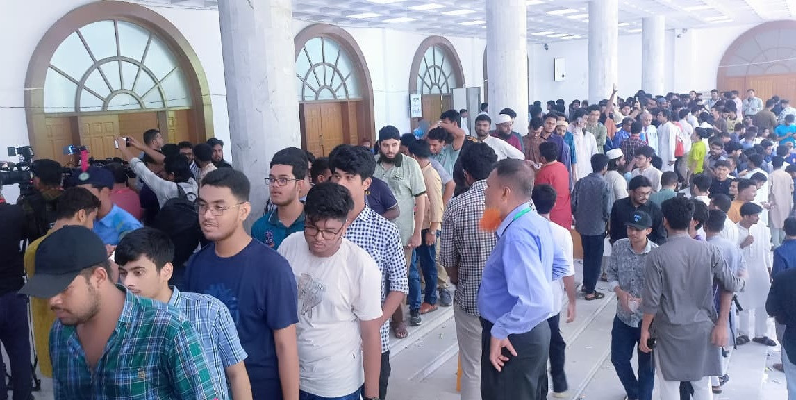 Students in queue for casting their vote in front of Senate Bhaban. Photo: Nazmul Islam Khan