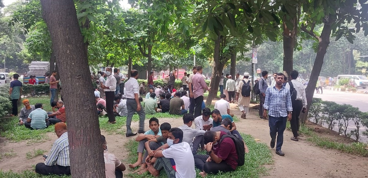 Supporters of Islami Chhatrashibir have gathered in front of the Shikkha Bhaban, adjacent to the Karzon Hall area. Photo: Courtesy