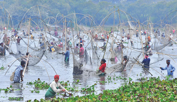 villagers-participate-in-a-community-fishing-event-during-bhogali-bihu