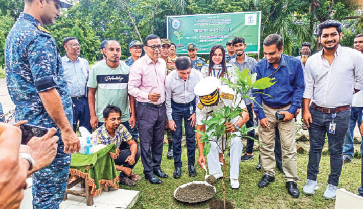 Mongla Port Authority Chairman Rear Admiral Shaheen Rahman inaugurates a tree plantation campaign-2024 by planting a mango sapling at the port on Monday while other officials were present. A total of 5,000 saplings will be planted under the tree plantation campaign this year.  –Daily Sun Photo