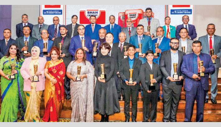 Chief of Naval Staff Admiral Mohammad Nazmul Hassan poses for a photo with the winners of the 10th Shah Cement-AKS Cup Golf Tournament 2025 at Kurmitola Golf Club in the capital on Saturday. -ISPR Photo