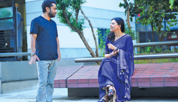 Drama serial ‘Online Offline’ will be aired on Maasranga TV at 8:30pm today. Written and directed by Sagar Jahan, the play stars Marjuk Rasel, Tanzika Amin, Chashi Alam, Saidur Rahman Pavel, Musafir Syed Bachchu, Sallha Khanam Nadia, Shamima Nazneen,  Rimu Khandaker  and others.