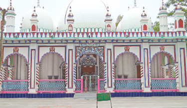 The Hinda Shahi Panch Gombuj Mosque, located in the village of Kasba within the Nabinagar upazila of Joypurhat, showcases a unique blend of history and architecture. Like many structures from the Mughal period, this mosque features exquisite decorations made from coloured glass, porcelain pieces, and mosaics. Its architecture, craftsmanship, and construction techniques captivate both devotees and tourists.  -  Saud Abdullah