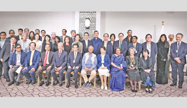 Participants of the ‘Friends of Bangladesh’ programme pose for a photo with Chief Adviser Prof Muhammad Yunus at a hotel in Tokyo, Japan, on Wednesday. -PID PHOTO