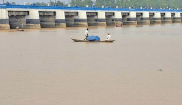 Teesta water level rising, triggering panic among char people