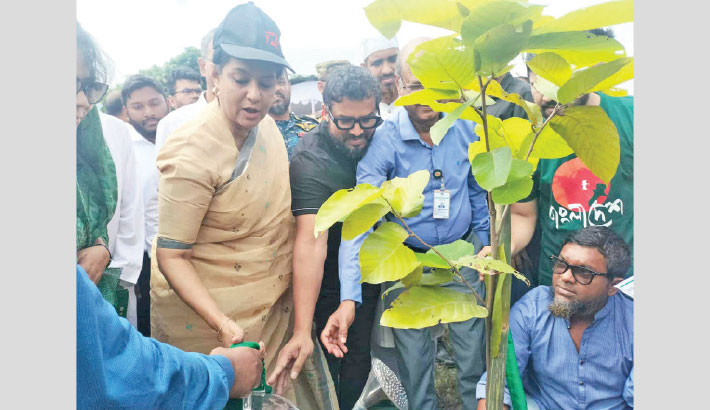 Environment, Forest and Climate Change Adviser Syeda Rizwana Hasan inaugurates an afforestation programme in the Hararbari Lakeside area of the Purbachal New City Project under RAJUK in Rupganj of Narayanganj on Thursday. – Daily Sun Photo