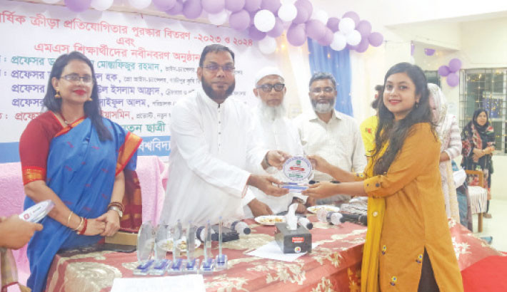 Gazipur Agricultural University (GAU) Vice-Chancellor Professor Dr GKM Mustafizur Rahman hands over prize to a winner of the Annual Indoor Sports Competition 2023–24 hosted by a newly established female residential hall at the conference room on Wednesday. – Daily Sun Photo