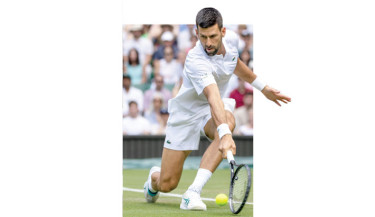 Djokovic crushes Evans to reach third round