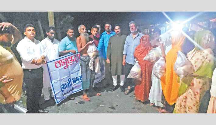 Flood-affected people in Feni’s Anandapur get food assistance