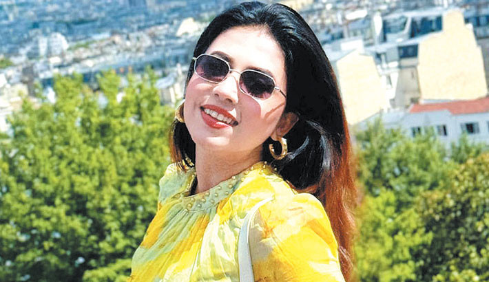 Actor Sharna Lata turns presenter