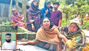 The wife of Lal Chand, alias Sohag, breaks down in tears at his grave in Barguna on Saturday. Sohag was brutally killed in broad daylight near the gate of Sir Salimullah Medical College Mitford Hospital in the capital on Wednesday. -Focus bangla