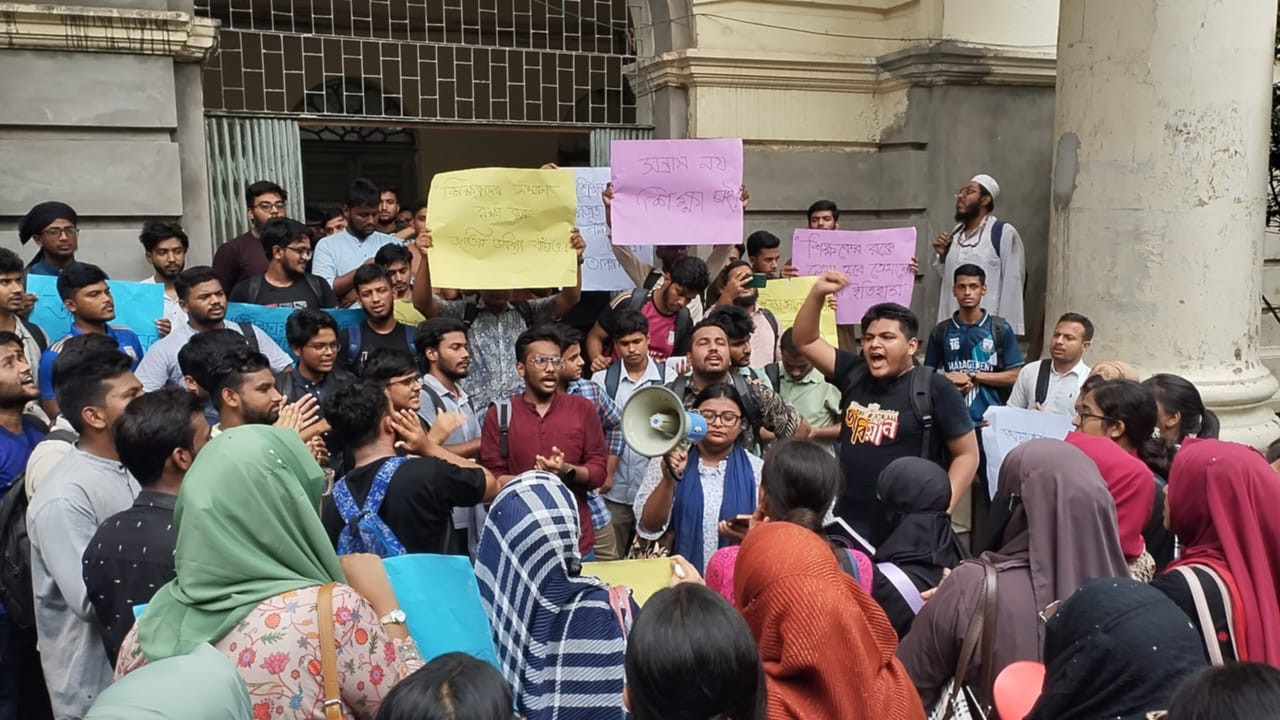 JnU protesters demand ban on politics of irregular students