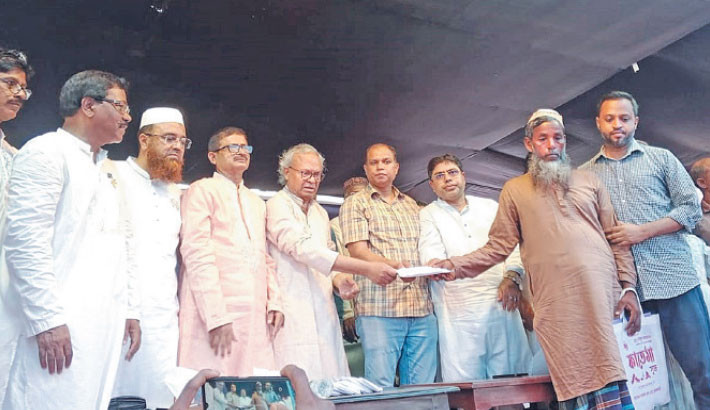 Tarique Rahman stands by families of 10 mass uprising martyrs in Kurigram