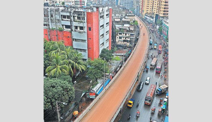 The Moghbazar-Mouchak Flyover in the capital remains covered in mud after several days of rain, posing serious risks of accidents for commuters. The photo was taken on Wednesday. -Reaz Ahmed Sumon