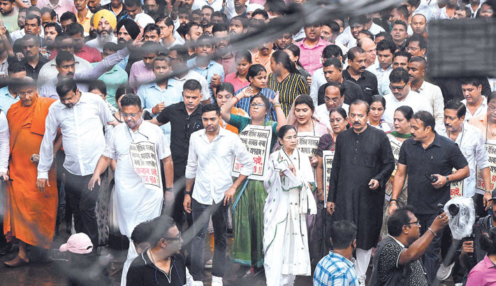 Chief Minister of India's West Bengal state, and chairperson of All India Trinamool Congress (TMC) Mamata Banerjee (C), along with her party supporters, takes part in a rally to protest against what the protesters claim as harassment toward migrant workers across the country, labeling them as Bangladeshi for deportation, in Kolkata on Wednesday.  -  AFP PHOTO