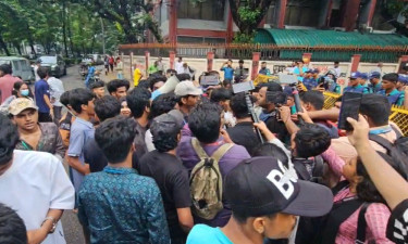 Failed SSC students demonstrate in front of Dhaka Board office
