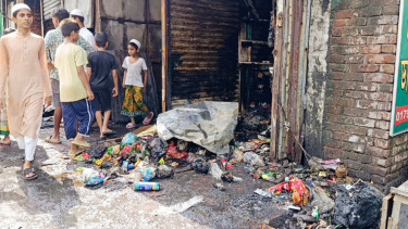 Fire destroys 30 shops at Narayanganj Hawkers’ Market