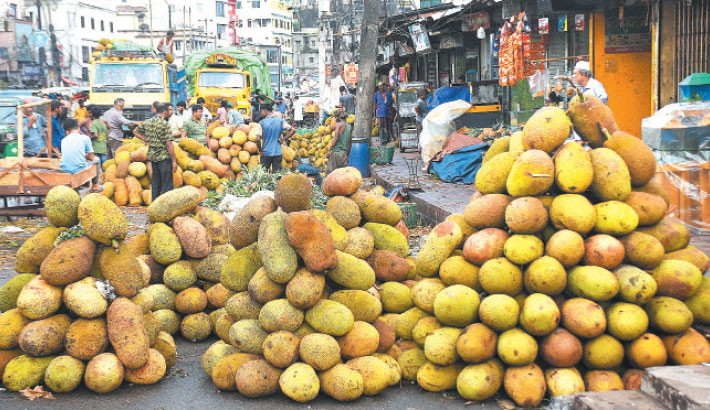 Jackfruits from different areas pile up along Station Road in Chattogram on Friday, with prices ranging from Tk100 to Tk400 each, depending on their size and quality. -Rabin chowdhury