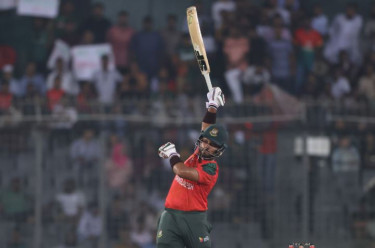 Bangladesh crush Pakistan to go 1-0 up