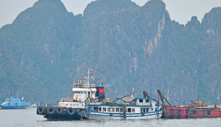 The tourist boat (C) that capsized is towed back to the port in Ha Long bay, Quang Ninh province on 20 July 2025. A tourist boat ferrying families around Vietnam's Ha Long Bay capsized in a storm on 19 July afternoon, leaving at least 34 people dead, according to state media reports, as rescuers scrambled to locate the missing.
Photo: AFP