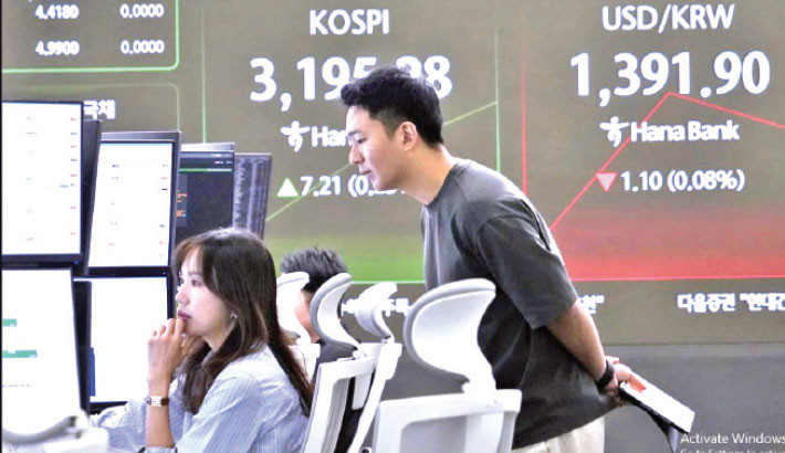 World shares mostly gain after Wall Street logs a 3rd straight winning week