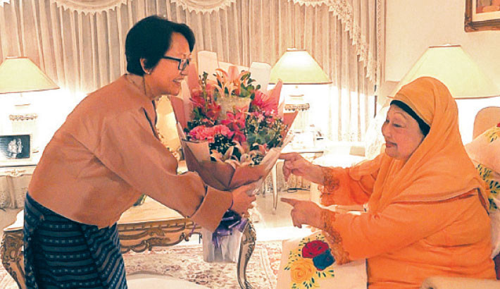 Bhutanese Ambassador Dasho Karma Hamu Dorjee presents a bouquet to BNP Chairperson Begum Khaleda Zia at her Gulshan residence, Firoza, in the capital on Monday. -BNP PHOTO