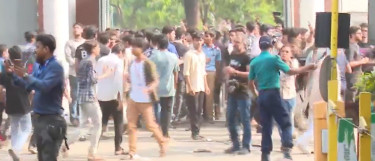 Students clash with law enforcers at Secretariat