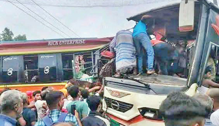 7 killed in road crashes in three districts