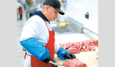 A butcher cuts beef for a customer in a grocery store on 22 July 2025 in Miami, Florida. Beef prices are hitting records, rising almost 9% since January, according to the Department of Agriculture. Industry experts say the increase in prices is due in part to drought conditions across the country that have caused herds to shrink, while the demand for beef continues to increase. -PHOTO: AFP