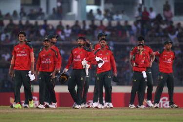 Farhan fires Pakistan to 178 despite Taskin’s triple strike