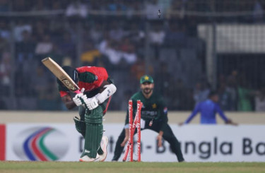 Mirza, Farhan star in consolation Pakistan win