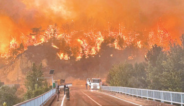 Fires engulf Turkey’s coast as government declares 2 disaster zones