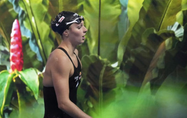 McIntosh makes golden start as Australia win world relay double