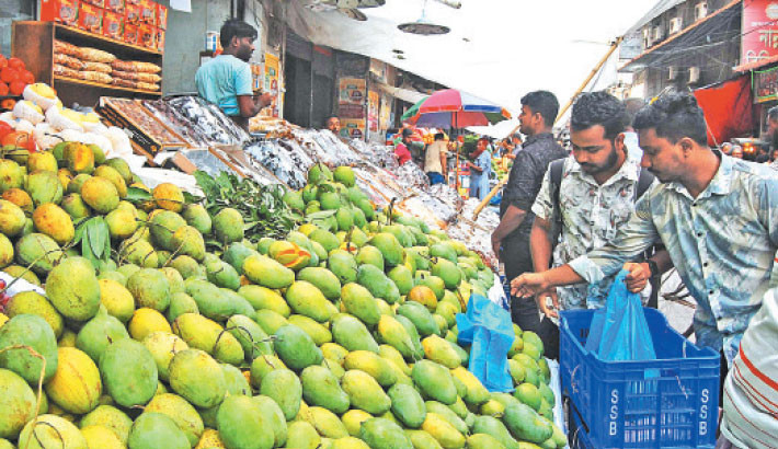 The fruit market in Purana Paltan, Dhaka, bustles with a wide variety of local and imported fruits. Despite slightly higher prices, city residents are actively purchasing fruits to meet their needs. In addition to seasonal produce, there is strong demand for imported items such as apples, grapes, pears, and oranges. The photo was taken on Sunday.
FOCUS BANGLA