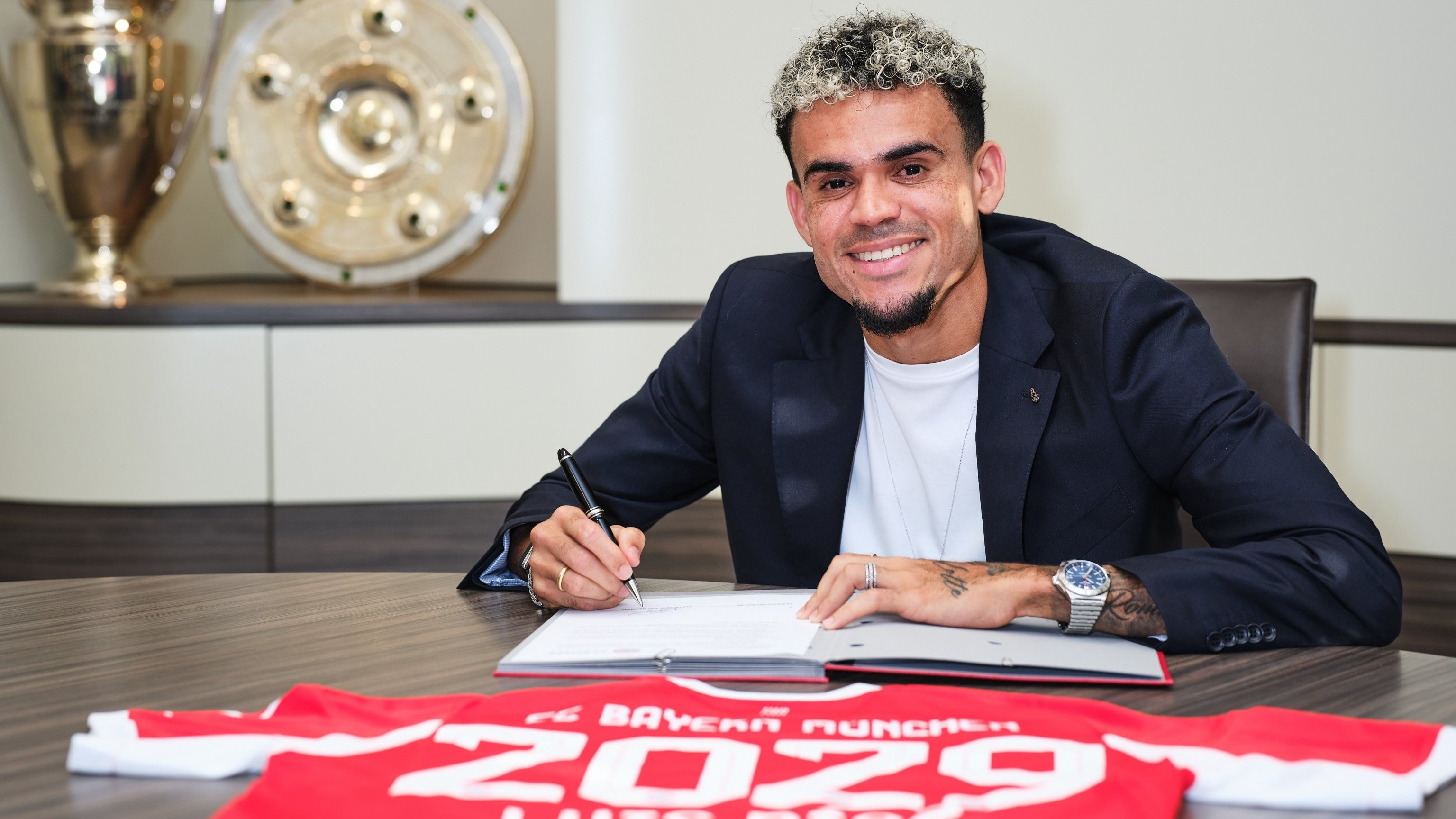 Bayern Munich sign Luis Diaz from Liverpool