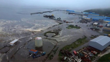 Huge quake off Russia sparks Pacific tsunamis