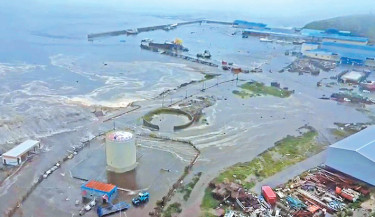 Huge quake off Russia sparks Pacific tsunamis