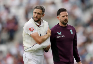 Injured Woakes set to miss rest of India decider