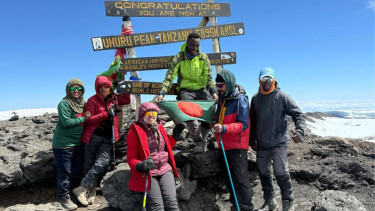 Bangladeshi trekkers including six women summit Mount Kilimanjaro