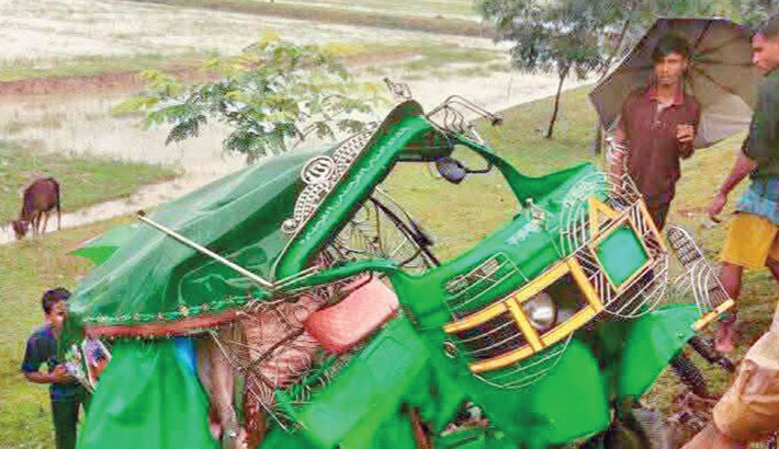 5 killed as train hits auto-rickshaw in Cox’s Bazar