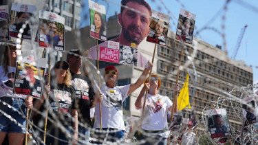 Israeli forces kills over 20 aid-seekers in Gaza as Israeli minister prays at flashpoint holy site