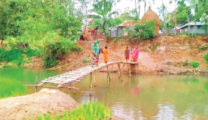 Thousands of people from the villages of Chira Bongram, Itapota, Kharua, Bumka, Kodalkhata, Sarkartari, and Phulgach in the Sadar upazila of Lalmonirhat rely on a bamboo culvert to cross the River Ratnai. The situation becomes more challenging during the monsoon season when the culvert becomes dangerously slippery, increasing risks for locals, including students and farmers. – Hasan Aziz