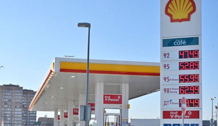 Shell net profit retreats on lower energy prices
