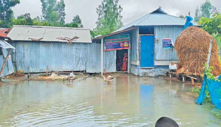 Although the water level of the River Teesta is receding slowly, the suffering of the people in the flood-hit lowlands in Lalmonirhat district has not eased. People from vulnerable areas have taken shelter on roads and embankments. Although many received dry food, they reported a shortage of clean drinking water. The photo was taken on Monday. – Hasan-ul-Aziz