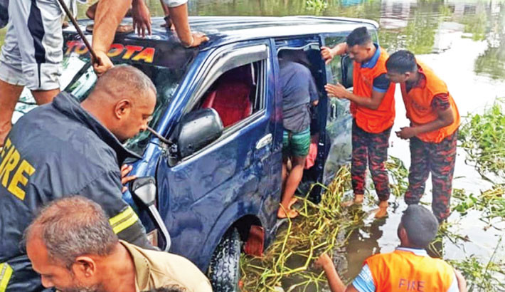 Tragic crash shatters family reunion; seven lives lost