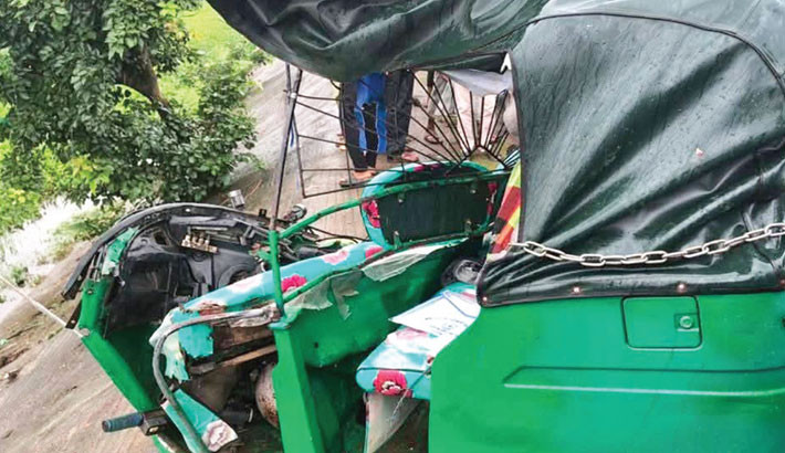 3 killed as bus rams auto-rickshaw in Sunamganj
