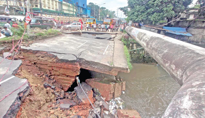 The bridge over the Sheetal Jharna canal in Chattogram’s Oxygen area collapses on Thursday as soil beneath the structure eroded due to heavy rainfall. -Daily Sun Photo