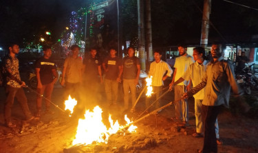 JU students stage torchlight protest over Razakar photos at DU exhibition